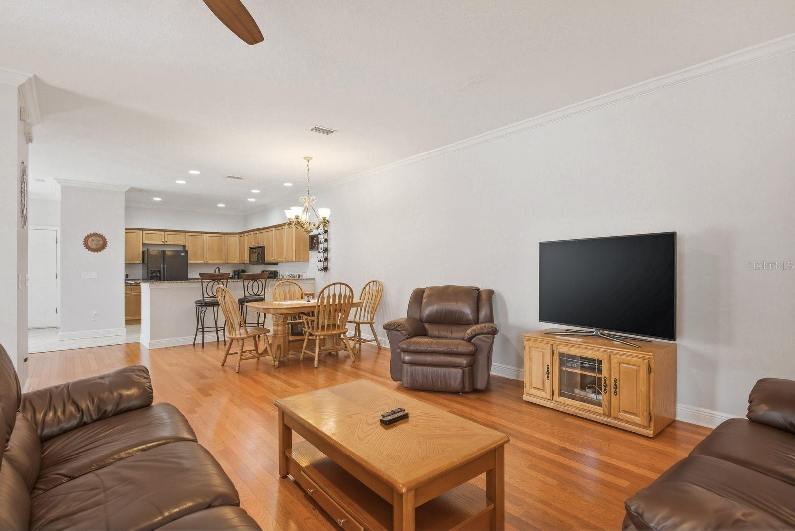 208 VALENCIA CIR — photo 17
