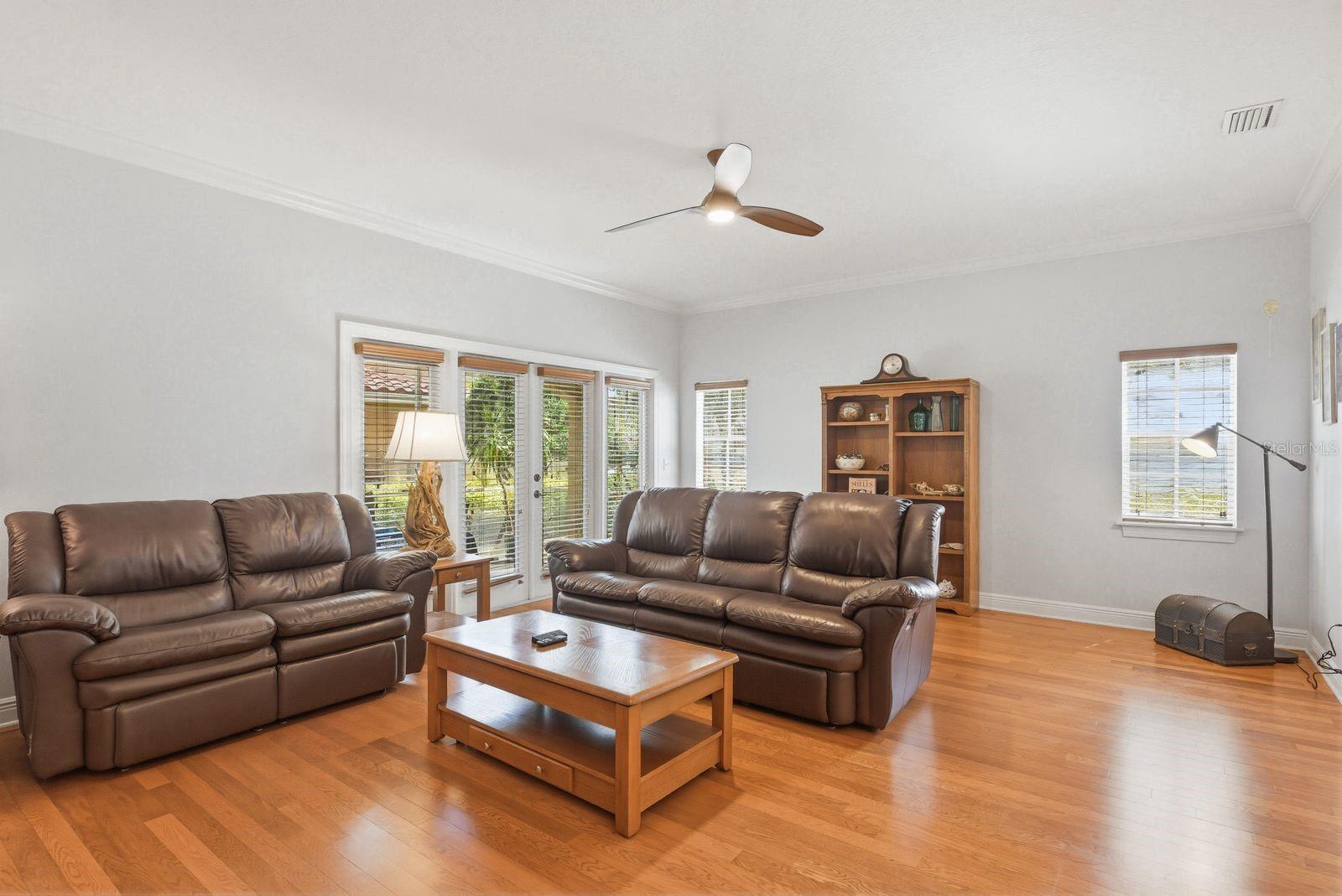 208 VALENCIA CIR — photo 15