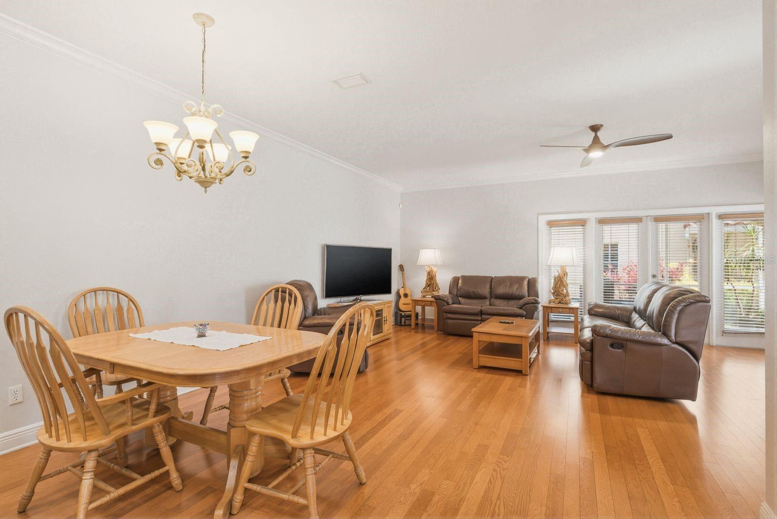 208 VALENCIA CIR — photo 2