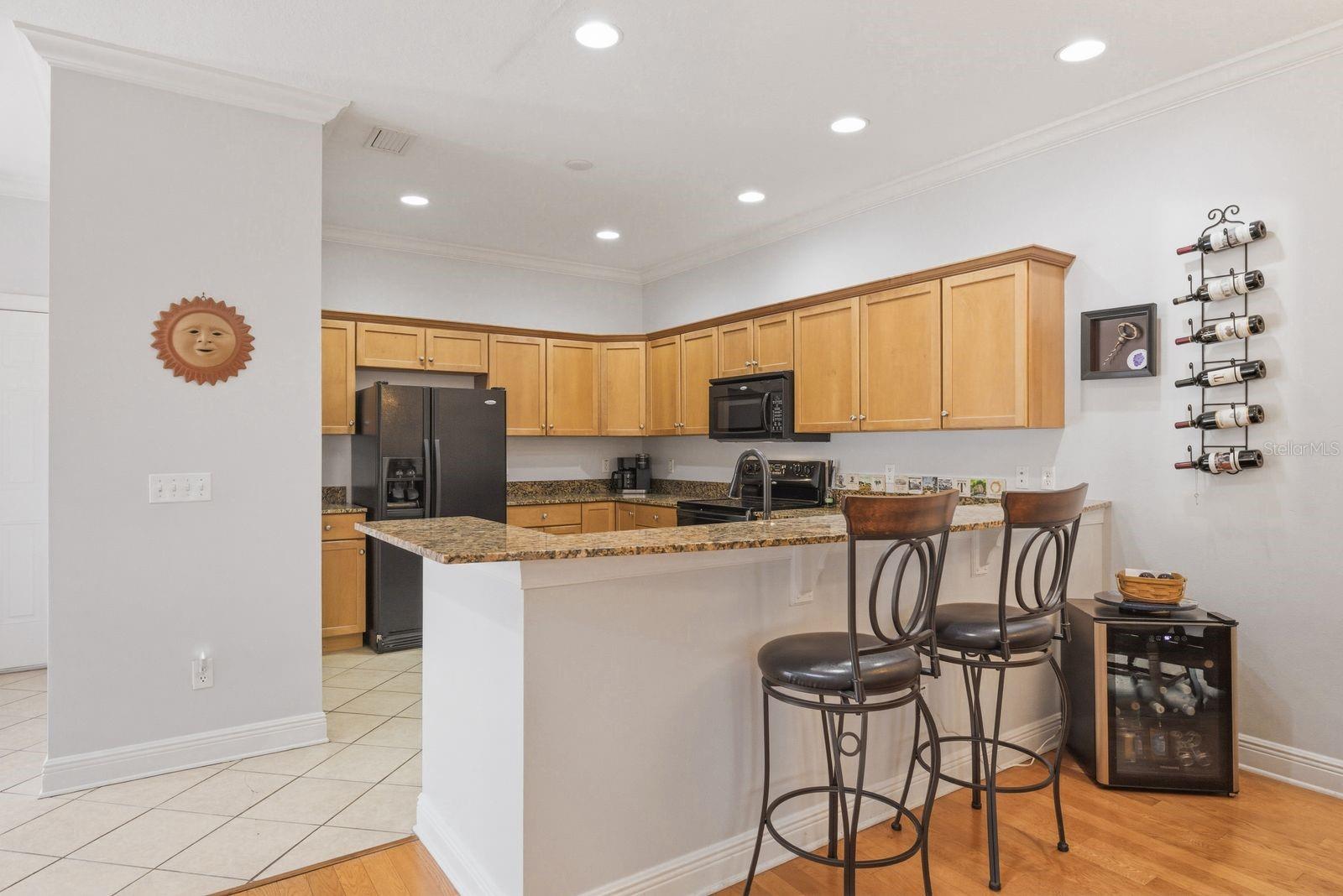 208 VALENCIA CIR — photo 3