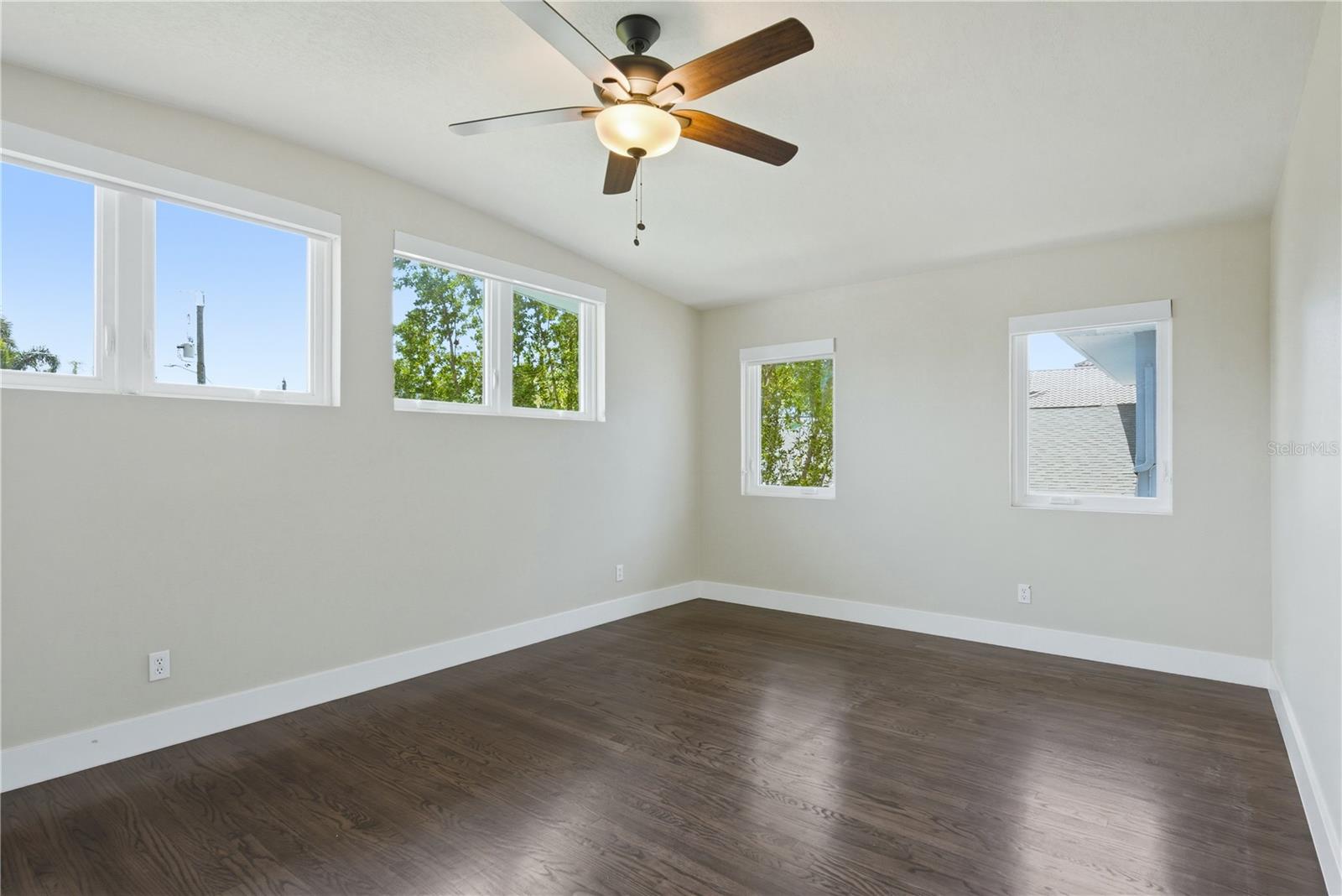 915 BAYSHORE DR — photo 42