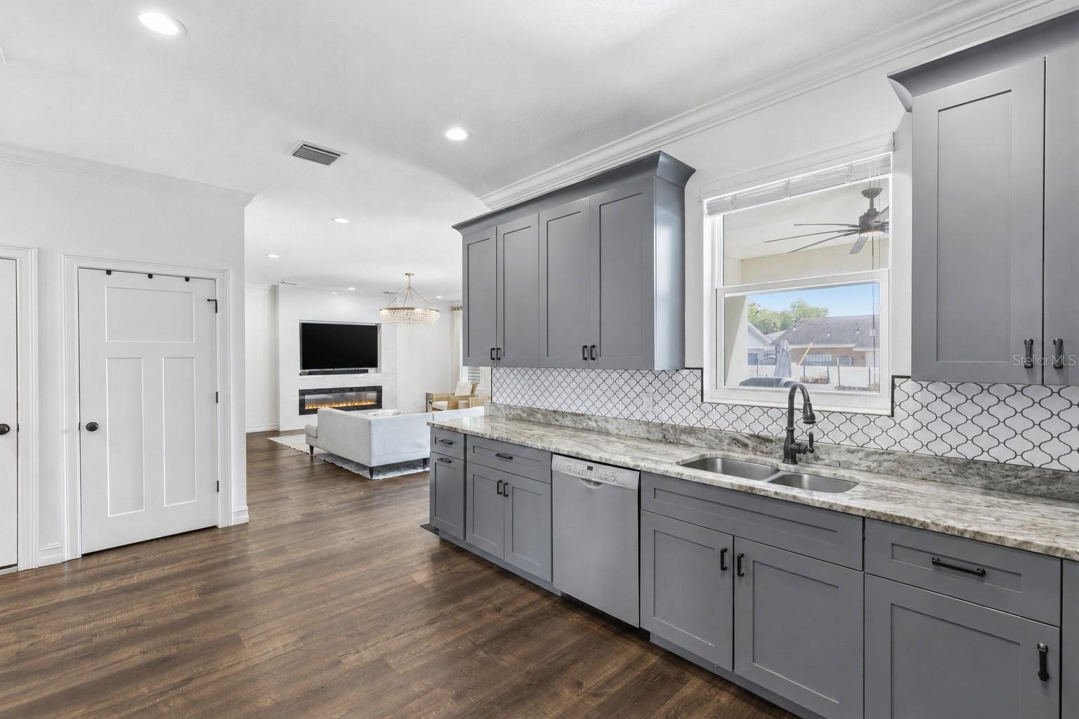 2510 W CARMEN ST — photo 8