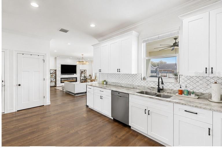 2510 W CARMEN ST — photo 9
