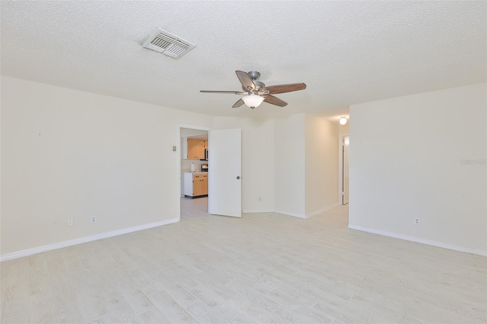 2321 LANCASTER DR — photo 28