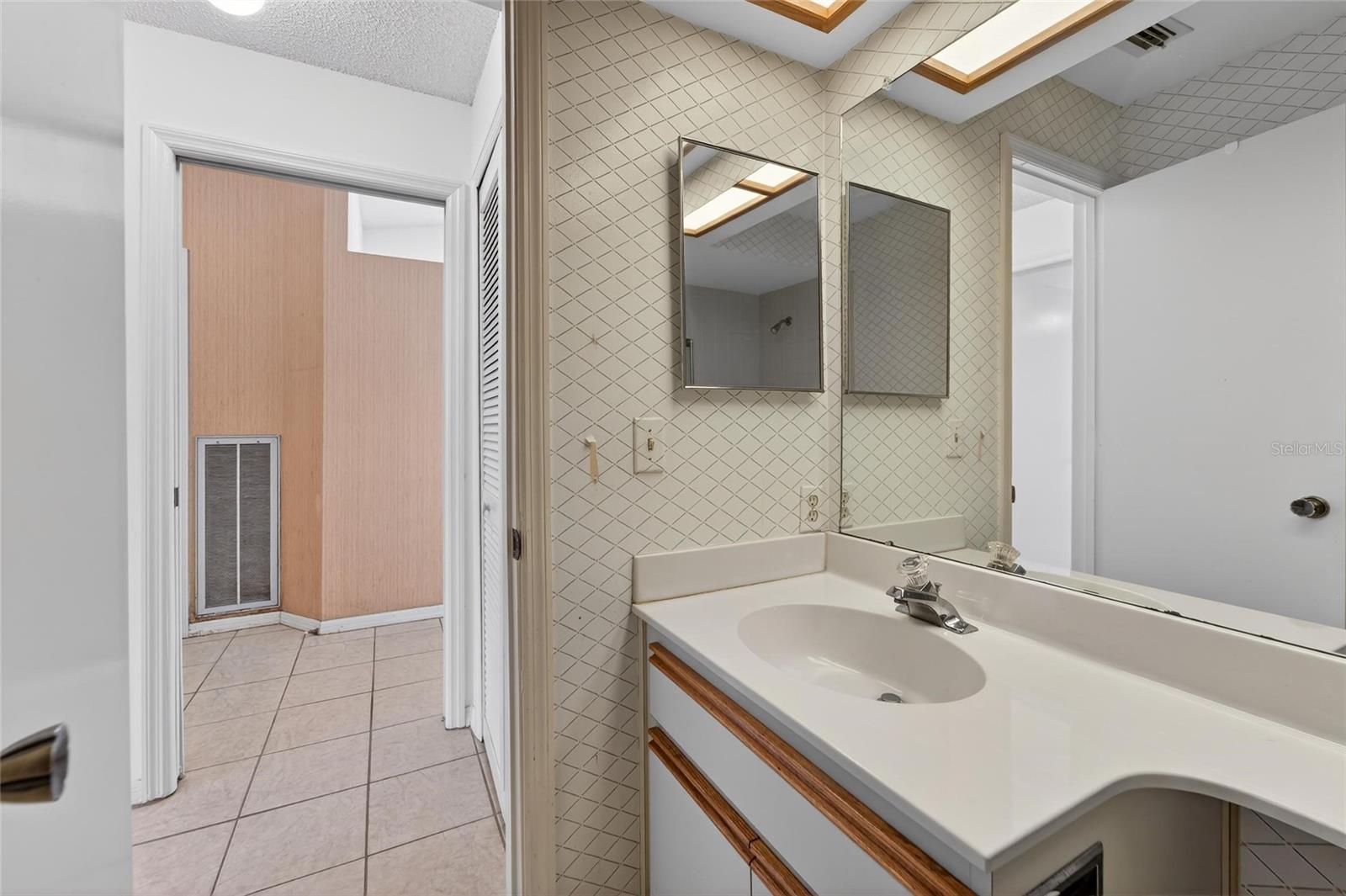 2369 BEVERLY DR — photo 37