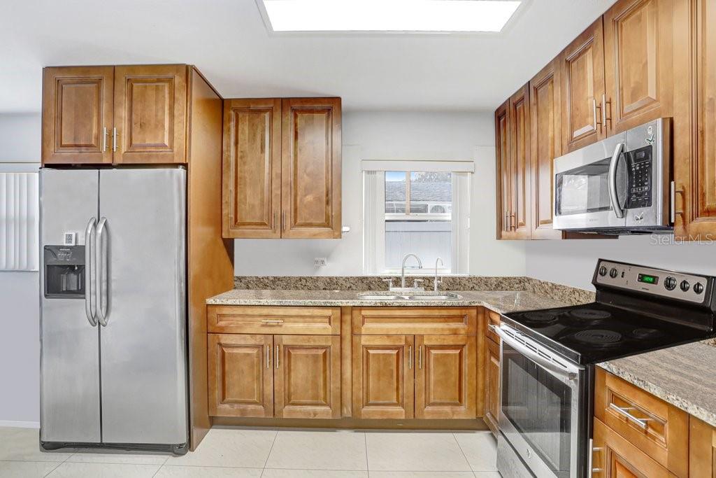 6923 N HIMES AVE — photo 4