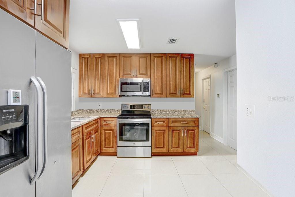6923 N HIMES AVE — photo 3