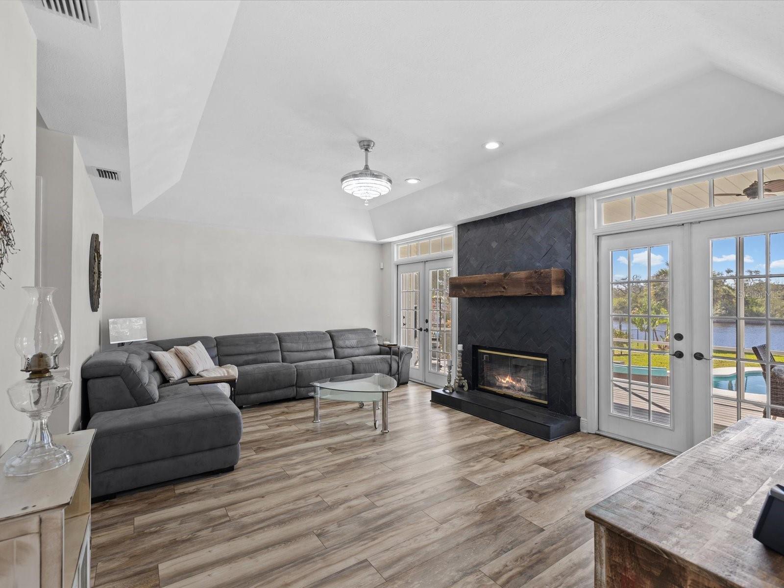 1414 DEIRDRE DR — photo 15