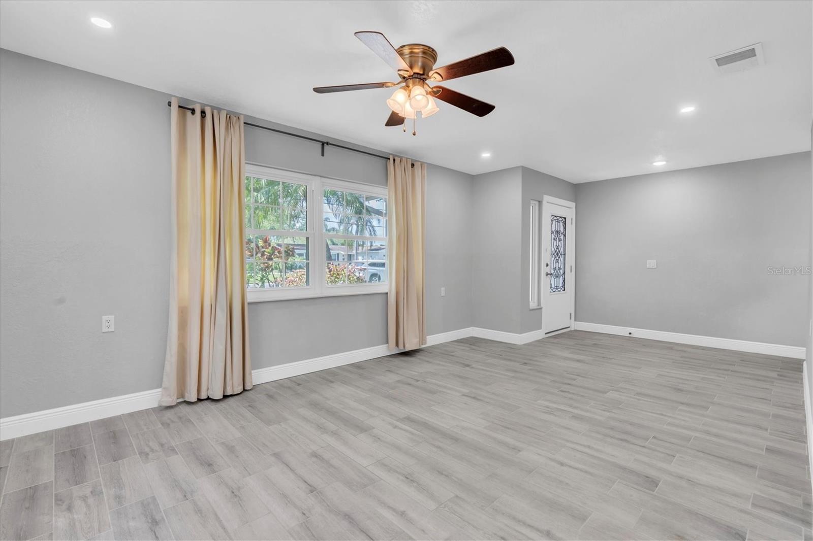 5619 DENVER ST NE — photo 4