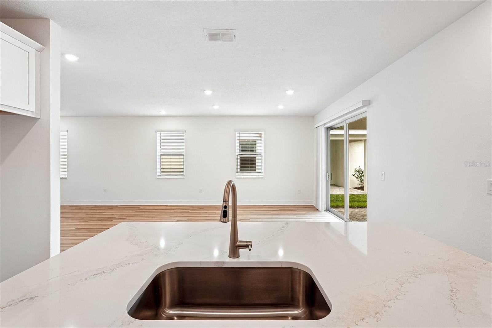 8221 SEAFLOWER PKWY — photo 6
