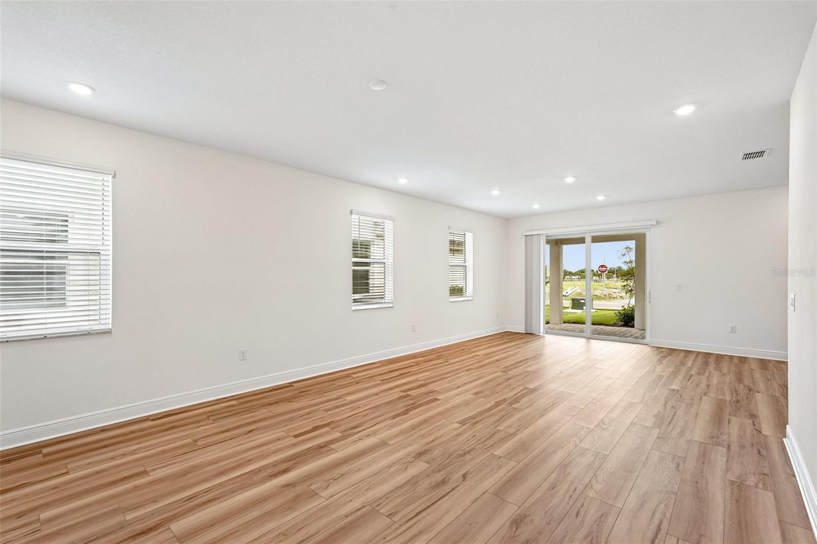 8221 SEAFLOWER PKWY — photo 7
