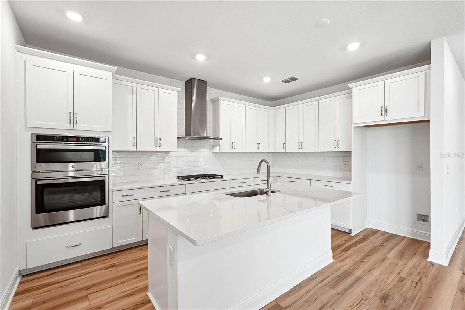8221 SEAFLOWER PKWY — photo 3