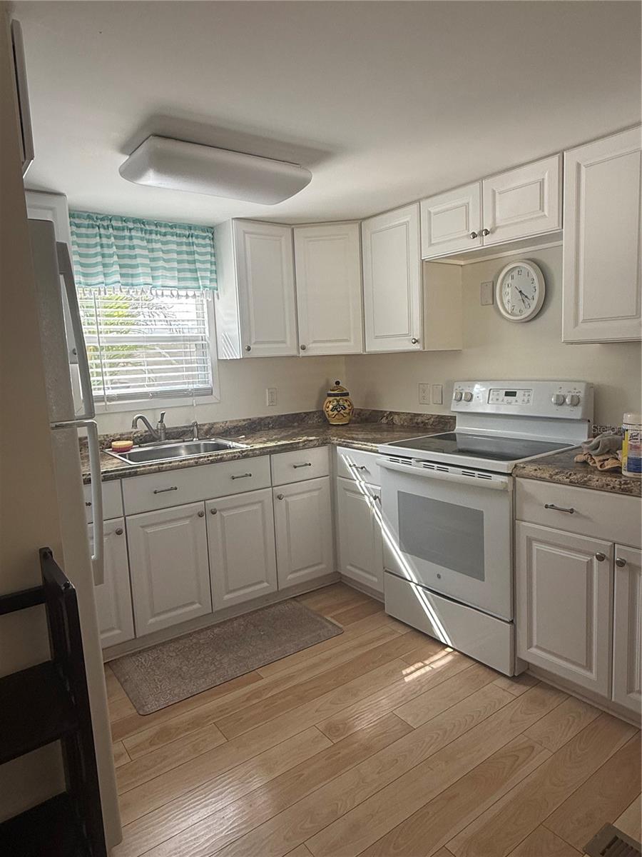 716 CAREFREE — photo 11