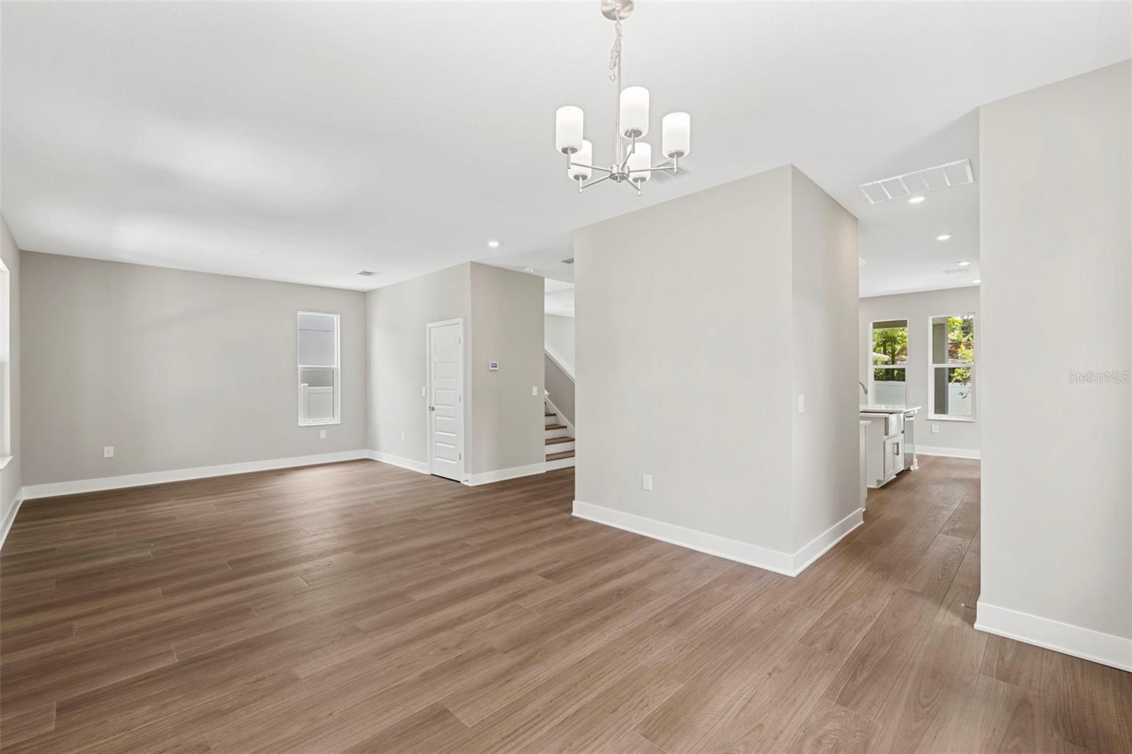 1526 W ARCH ST — photo 35