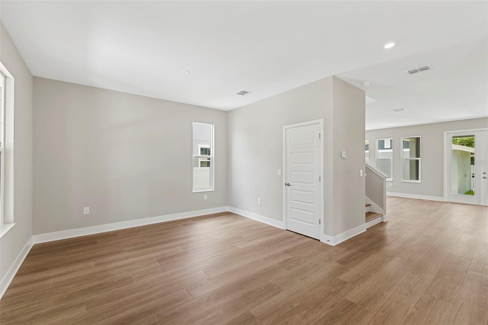 1526 W ARCH ST — photo 33