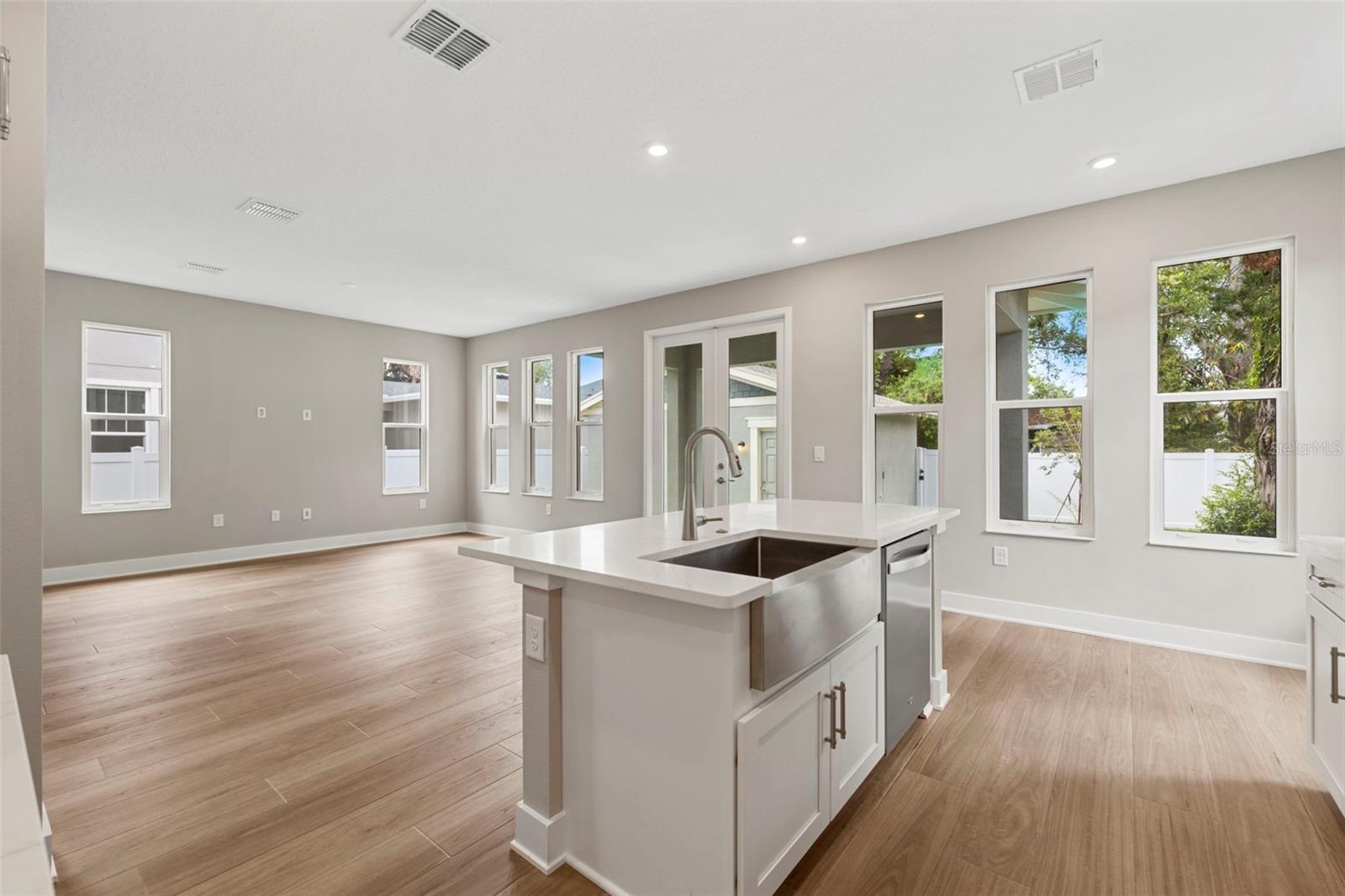 1526 W ARCH ST — photo 30