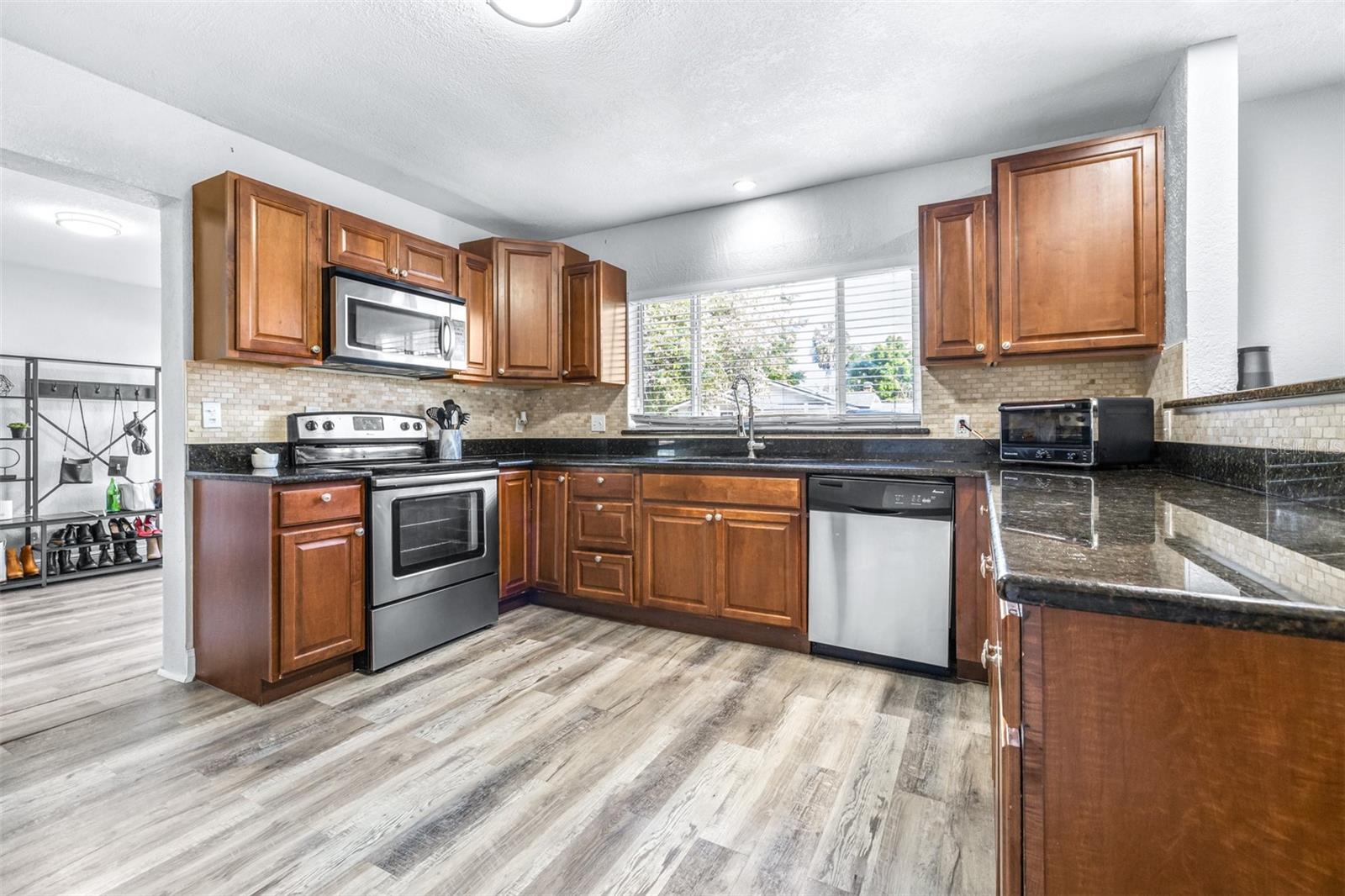 4116 N MARGUERITE ST — photo 3