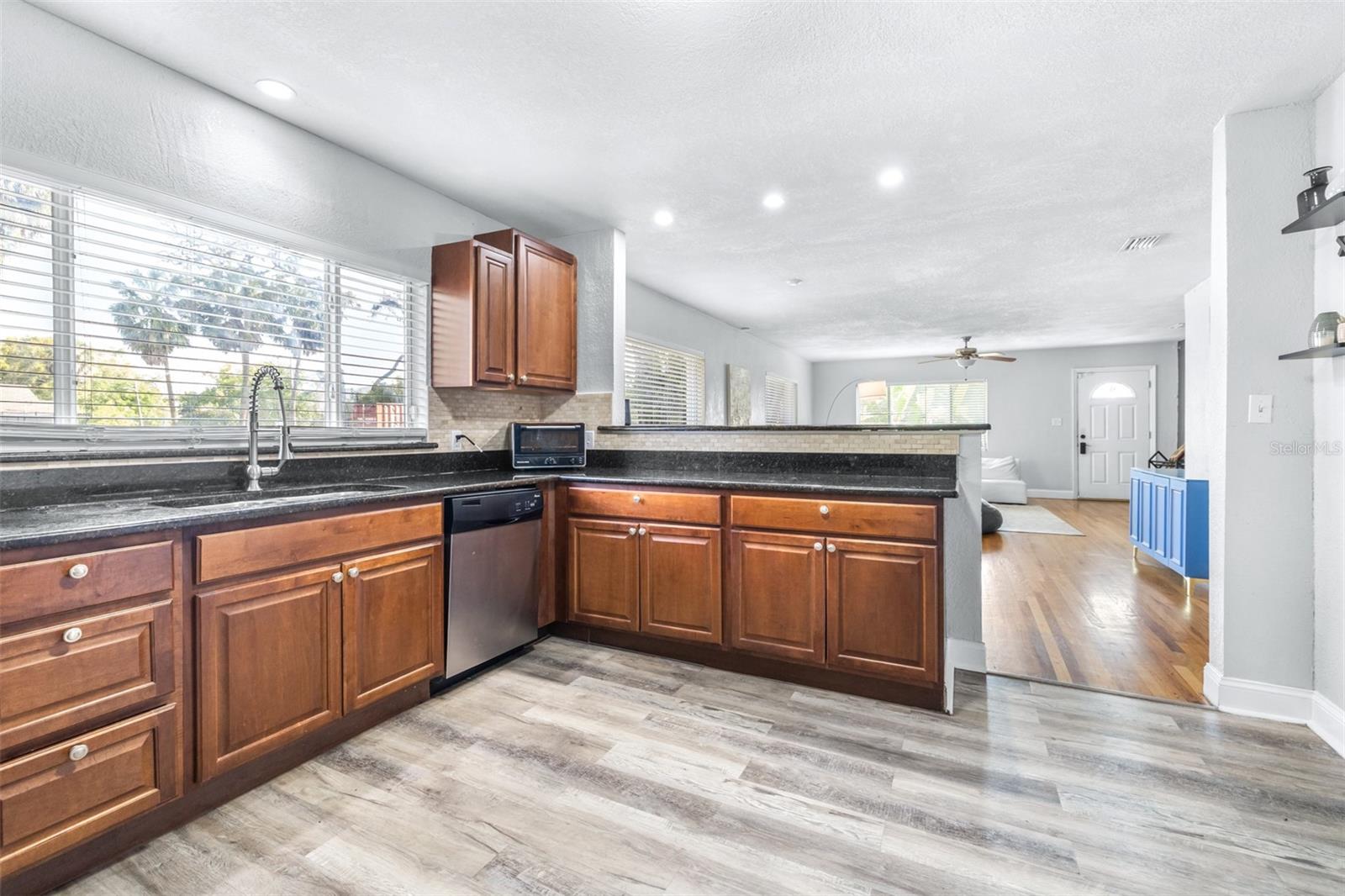 4116 N MARGUERITE ST — photo 24