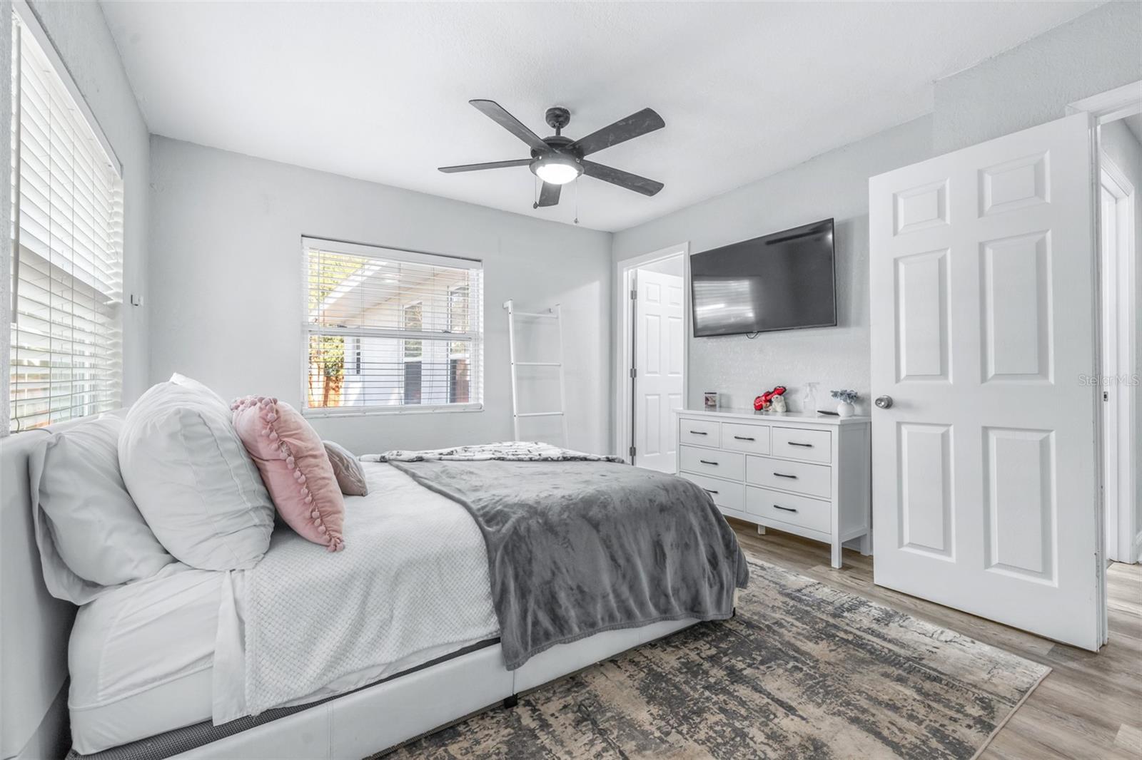 4116 N MARGUERITE ST — photo 32