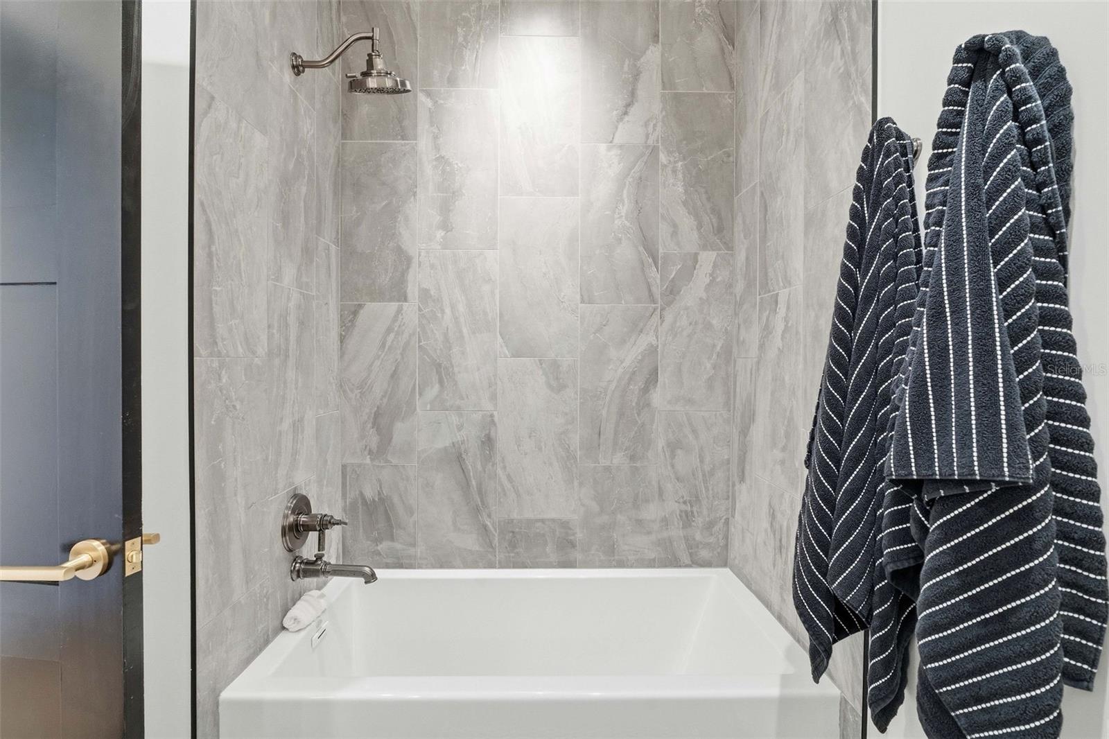 126 4TH AVE NE #1401 — photo 24