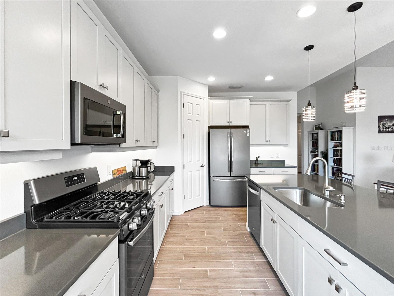 12022 GOLDENROD AVE — photo 23