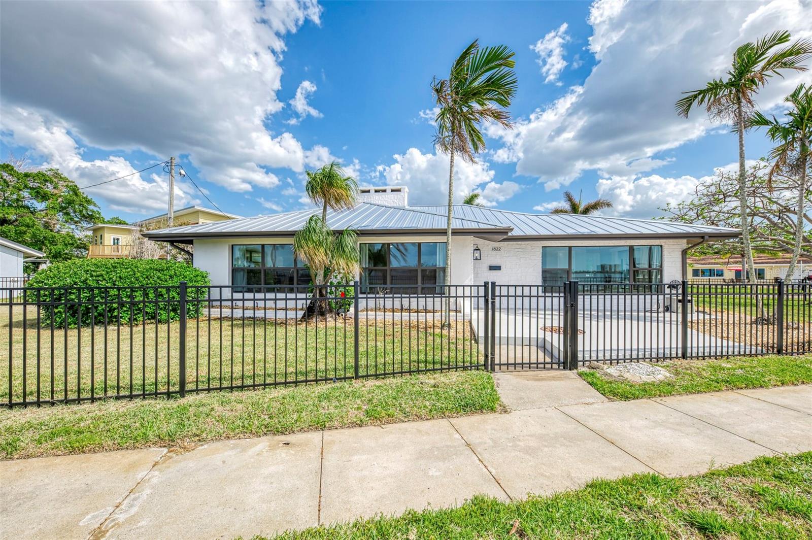 1822 RIVERSIDE DR E — photo 2