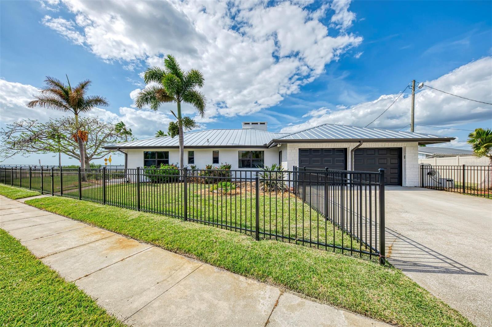 1822 RIVERSIDE DR E — photo 3