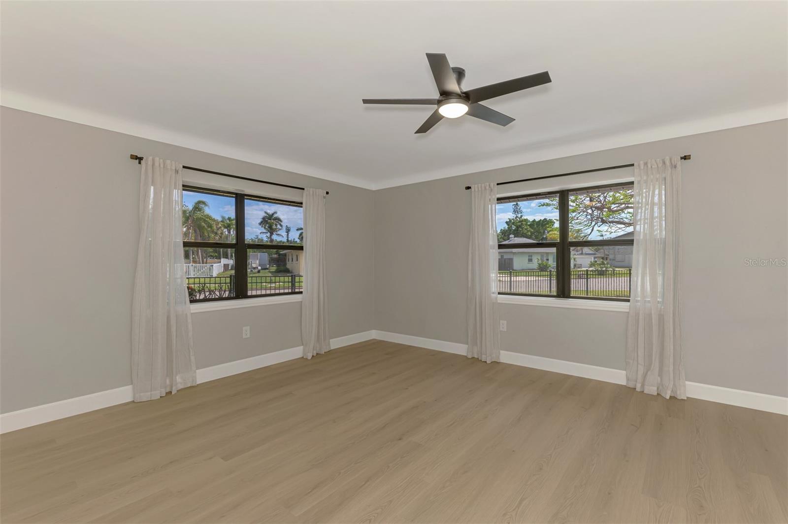 1822 RIVERSIDE DR E — photo 33