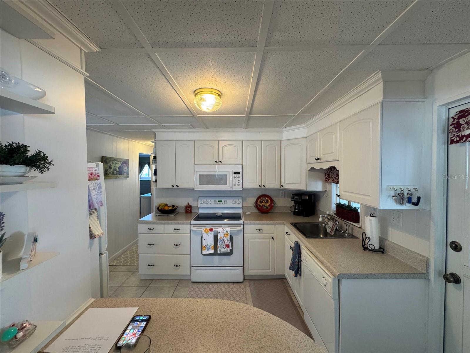 611 IRIS DRIVE — photo 2