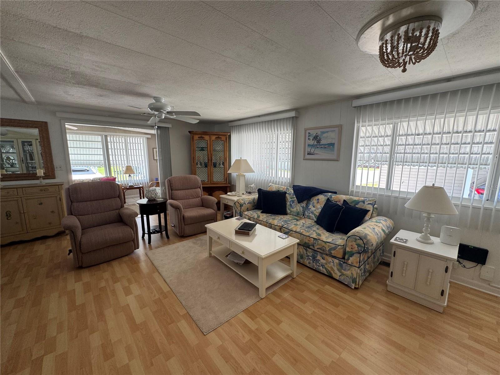 611 IRIS DRIVE — photo 3