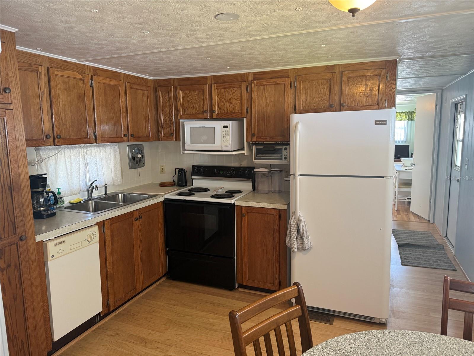731 CAMELLIA DR — photo 2