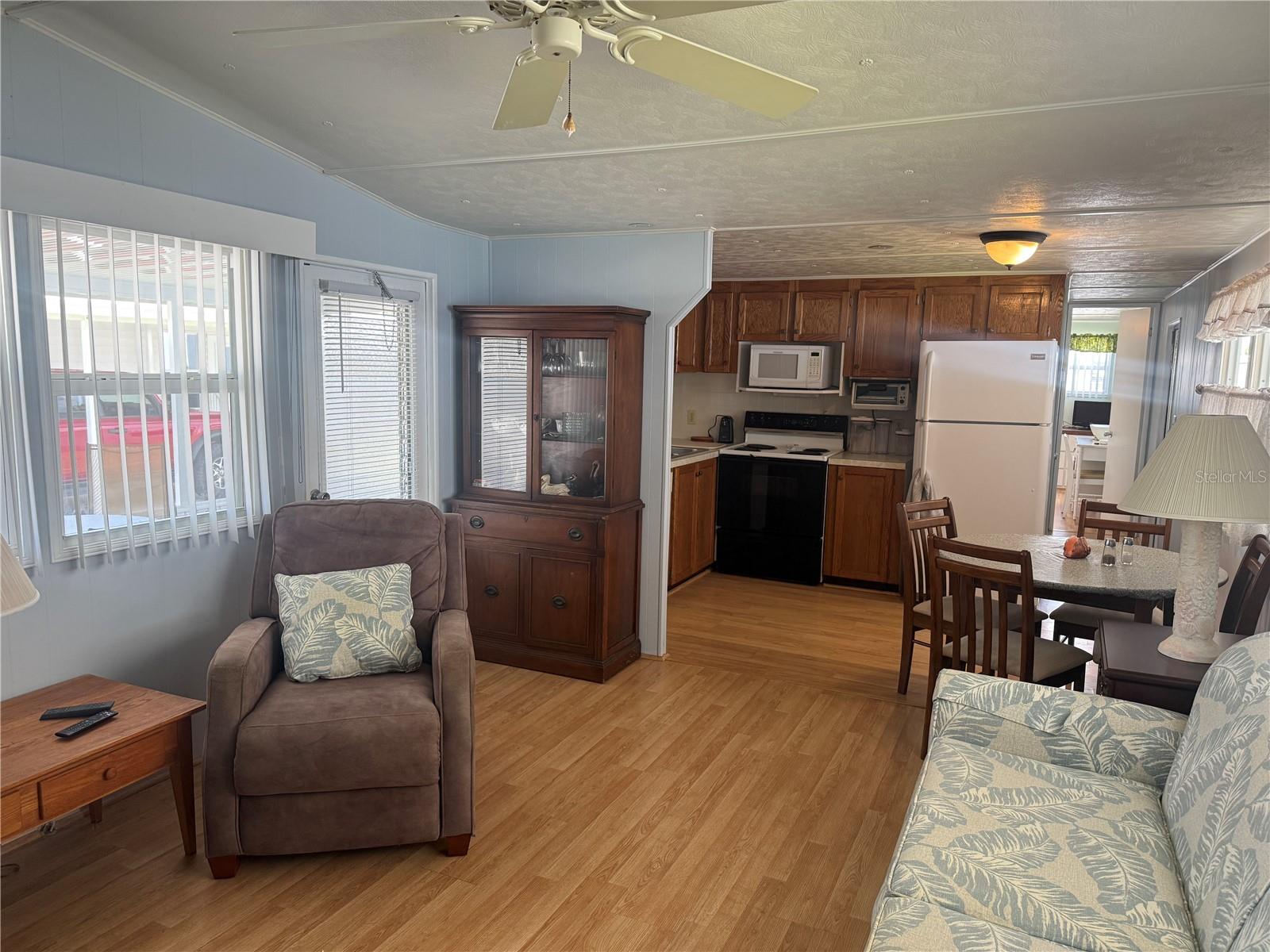 731 CAMELLIA DR — photo 3