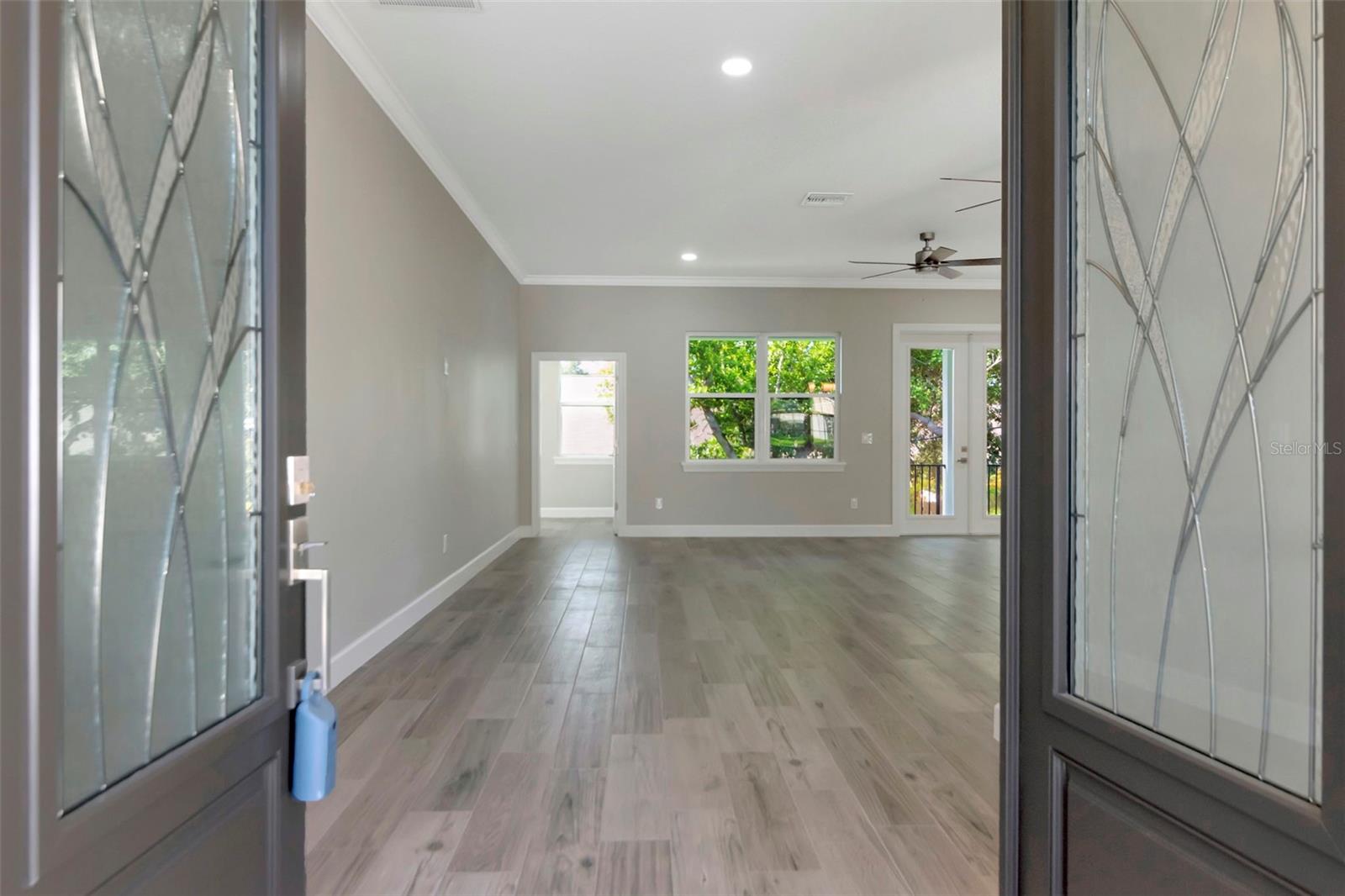 108 IRWIN ST E — photo 12