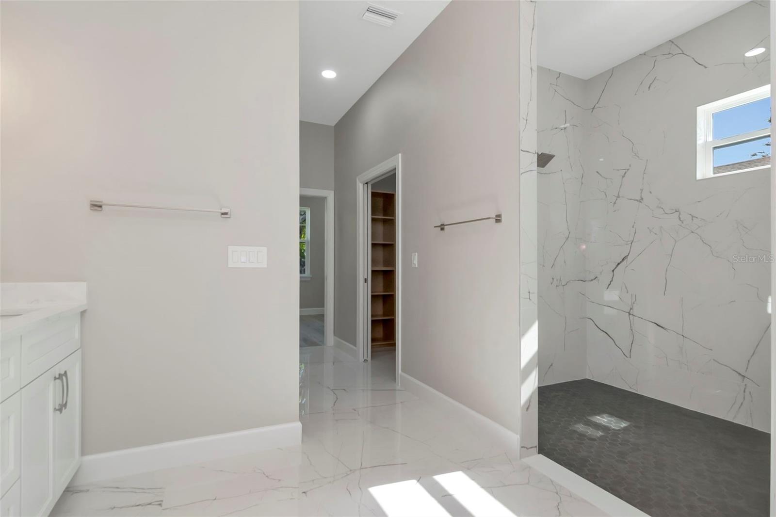 108 IRWIN ST E — photo 39