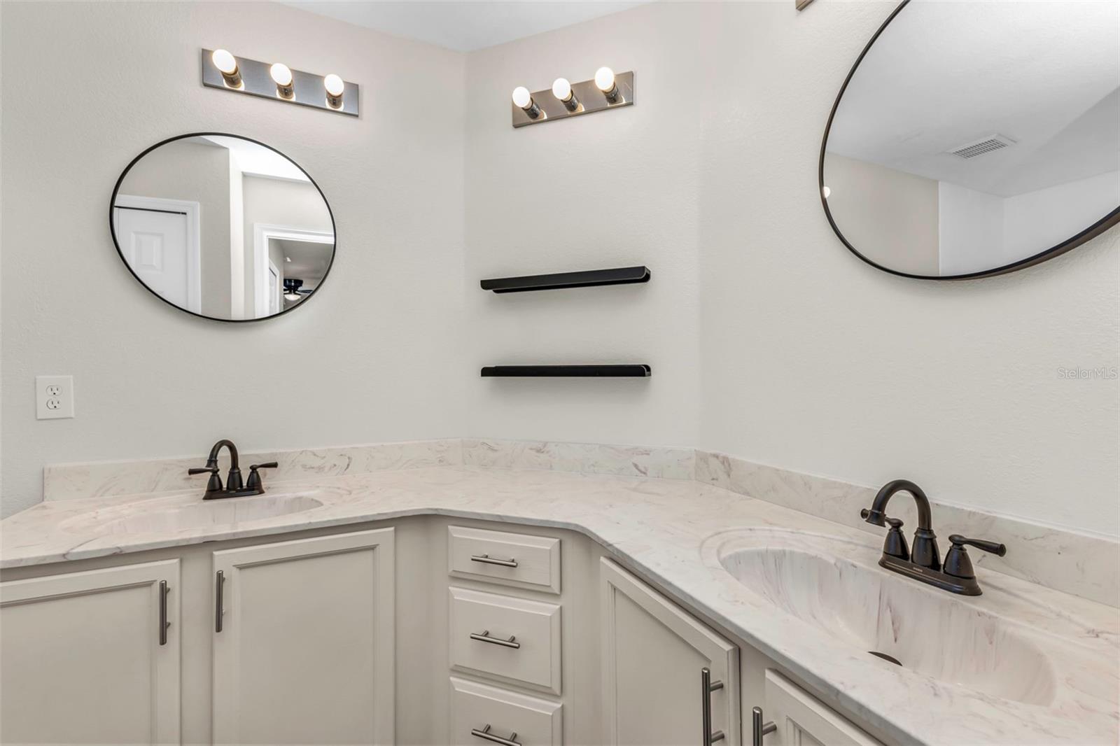 2485 TRAVERSE AVE — photo 35