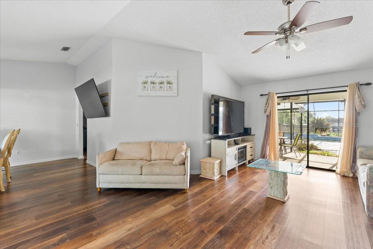 905 STRATFORD MANOR DR — photo 2