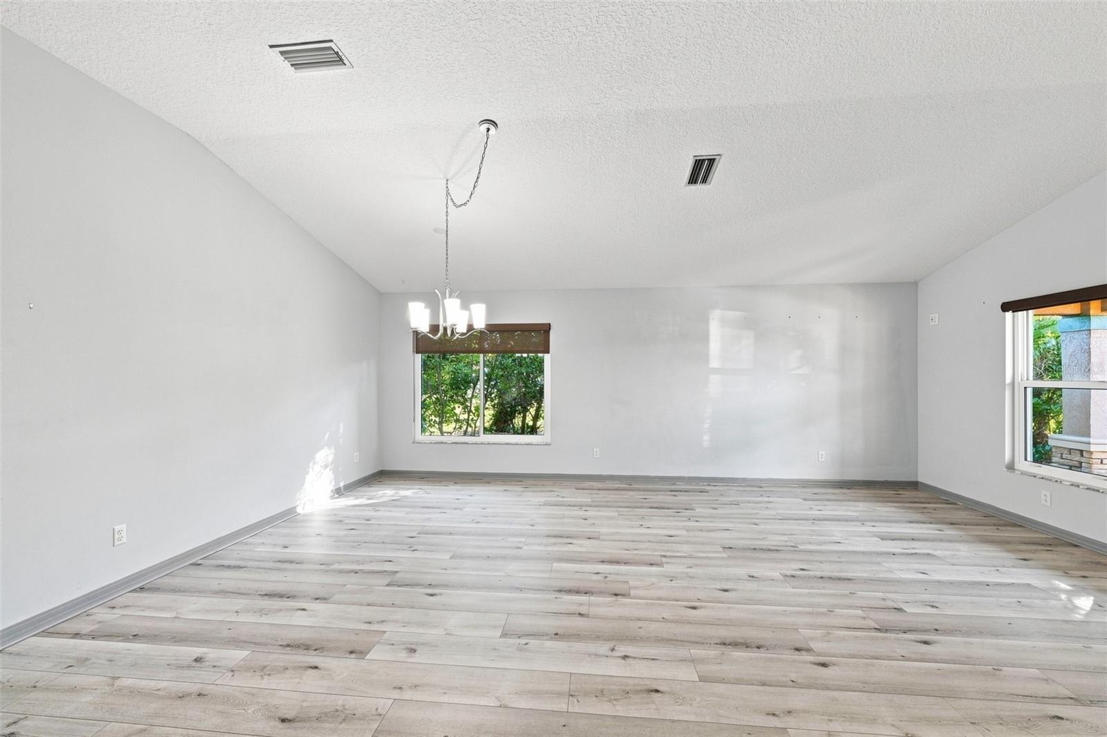 4061 KINGSFIELD DR — photo 13