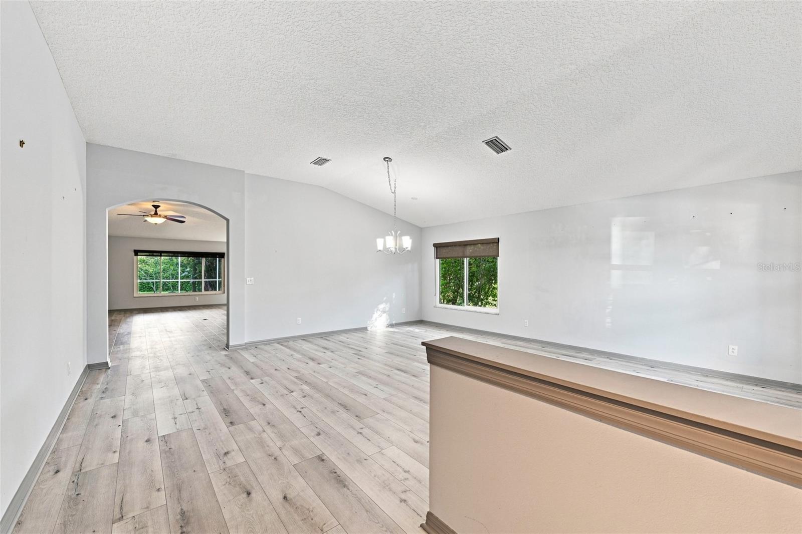4061 KINGSFIELD DR — photo 9