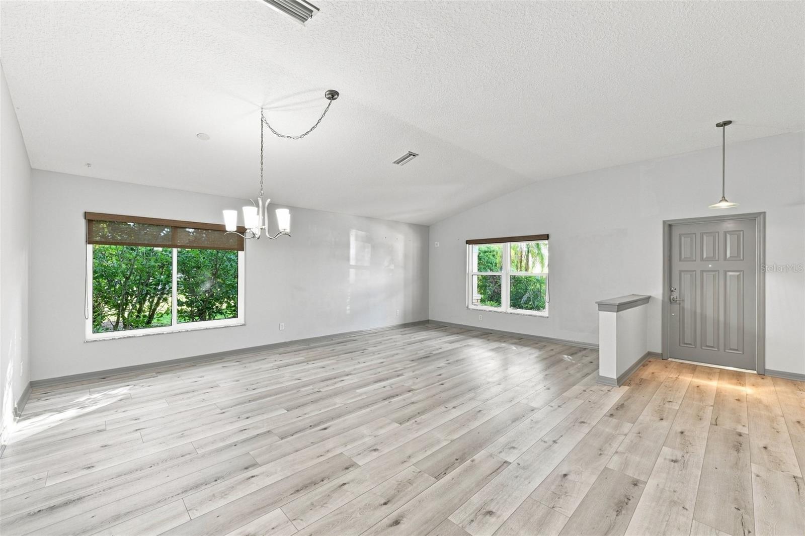 4061 KINGSFIELD DR — photo 10