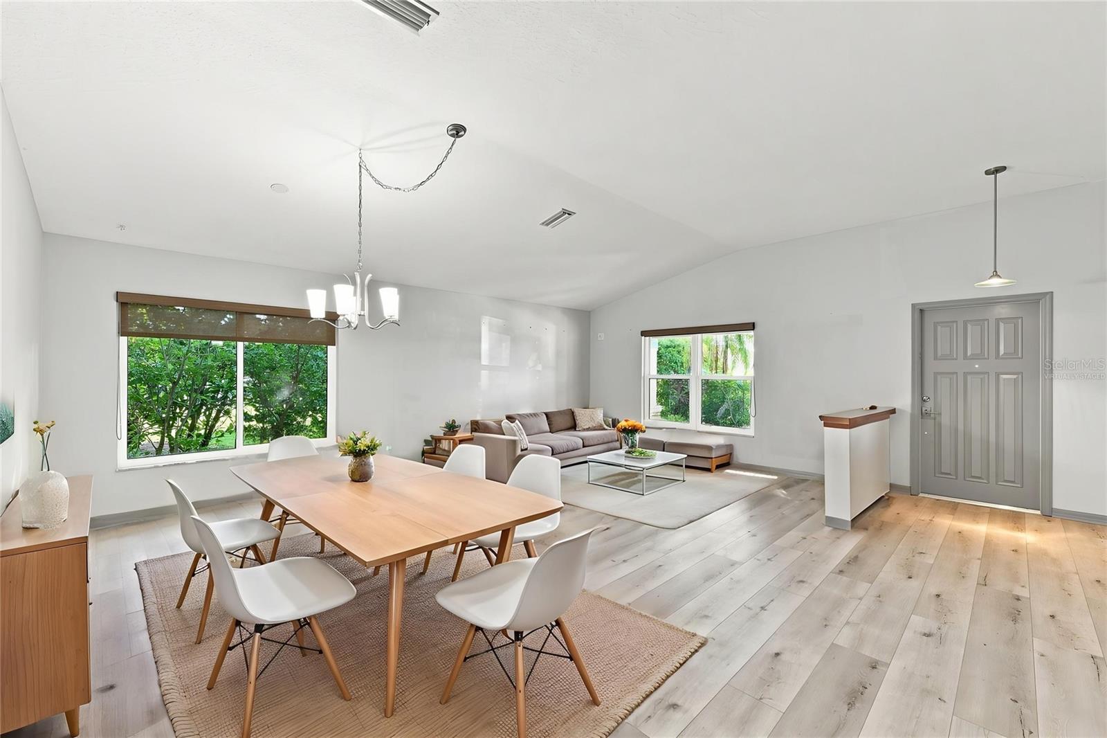4061 KINGSFIELD DR — photo 3