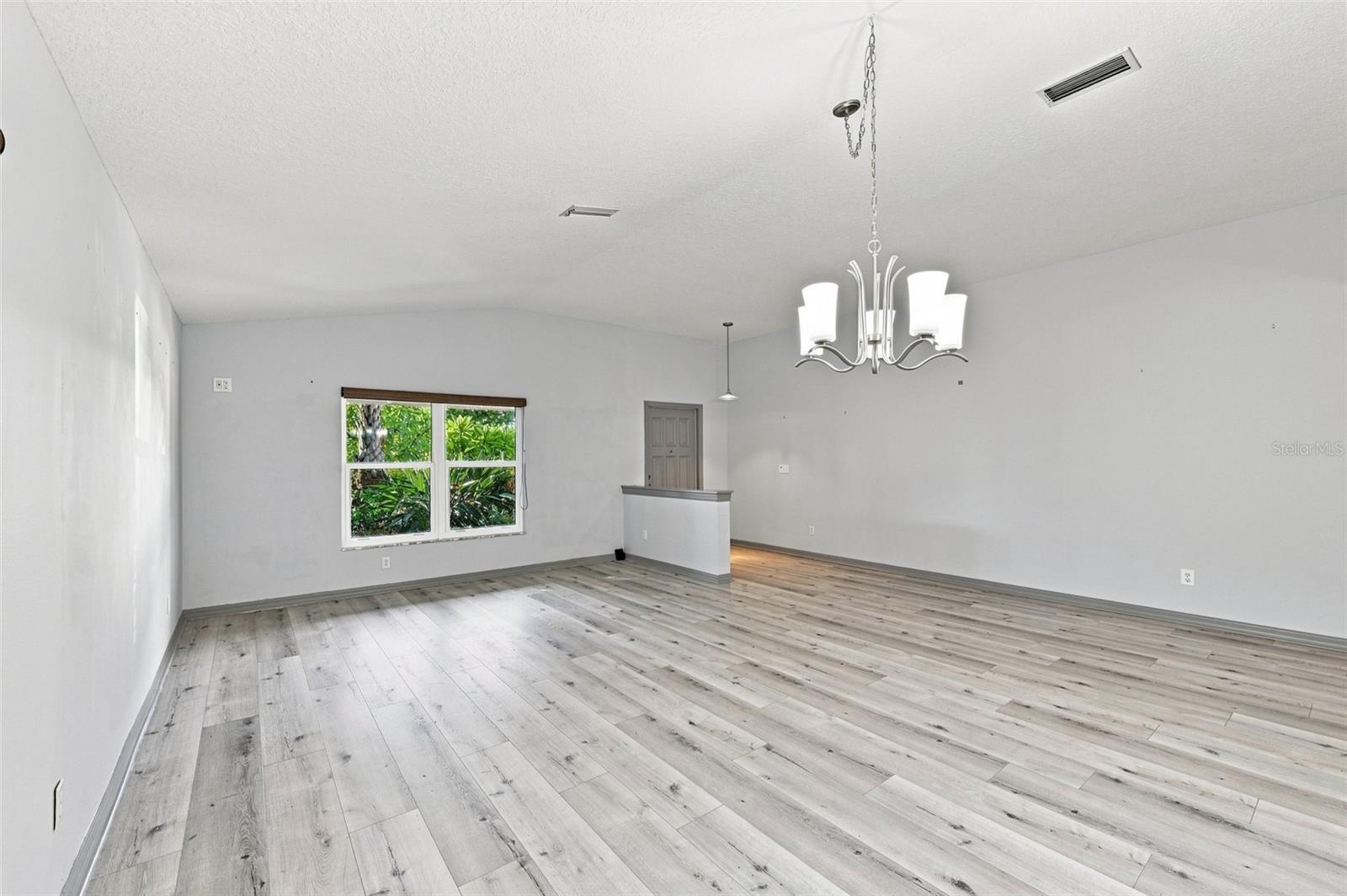 4061 KINGSFIELD DR — photo 12
