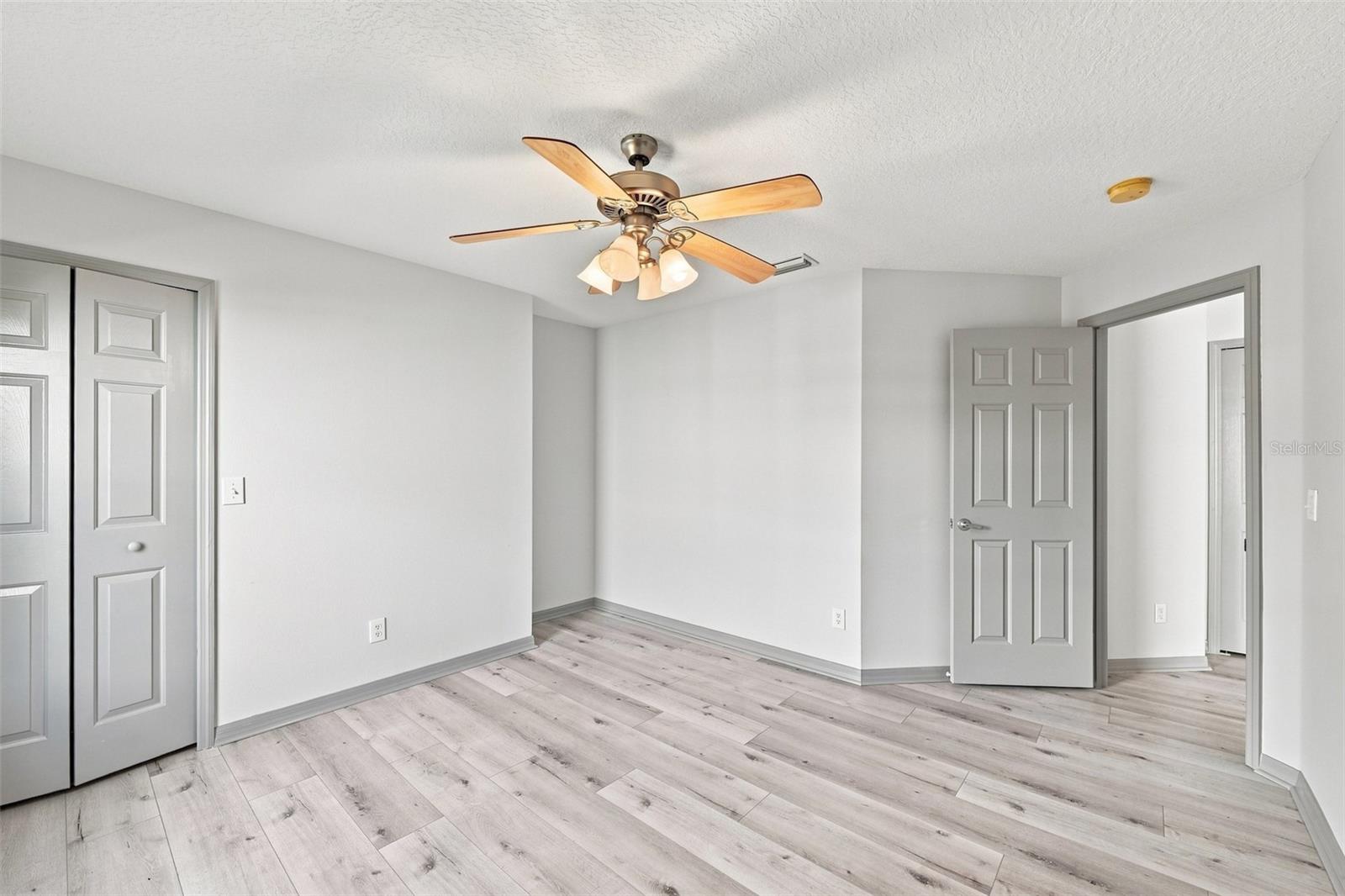 4061 KINGSFIELD DR — photo 37