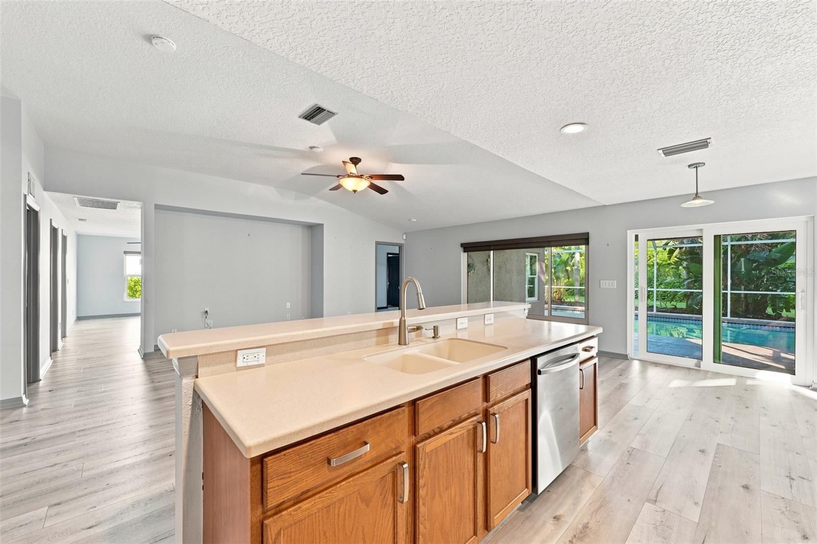 4061 KINGSFIELD DR — photo 17