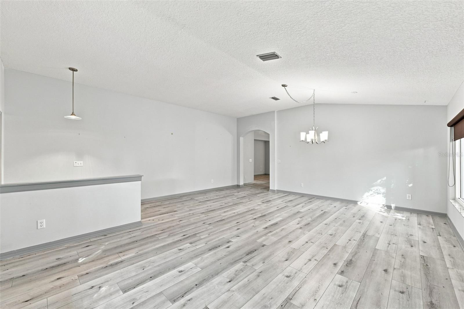4061 KINGSFIELD DR — photo 11