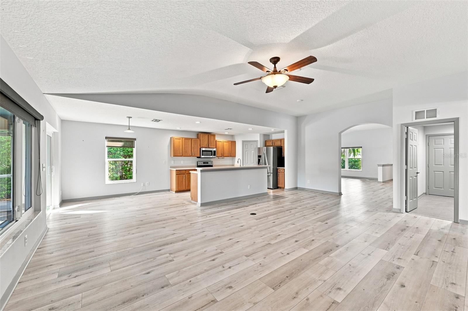 4061 KINGSFIELD DR — photo 14