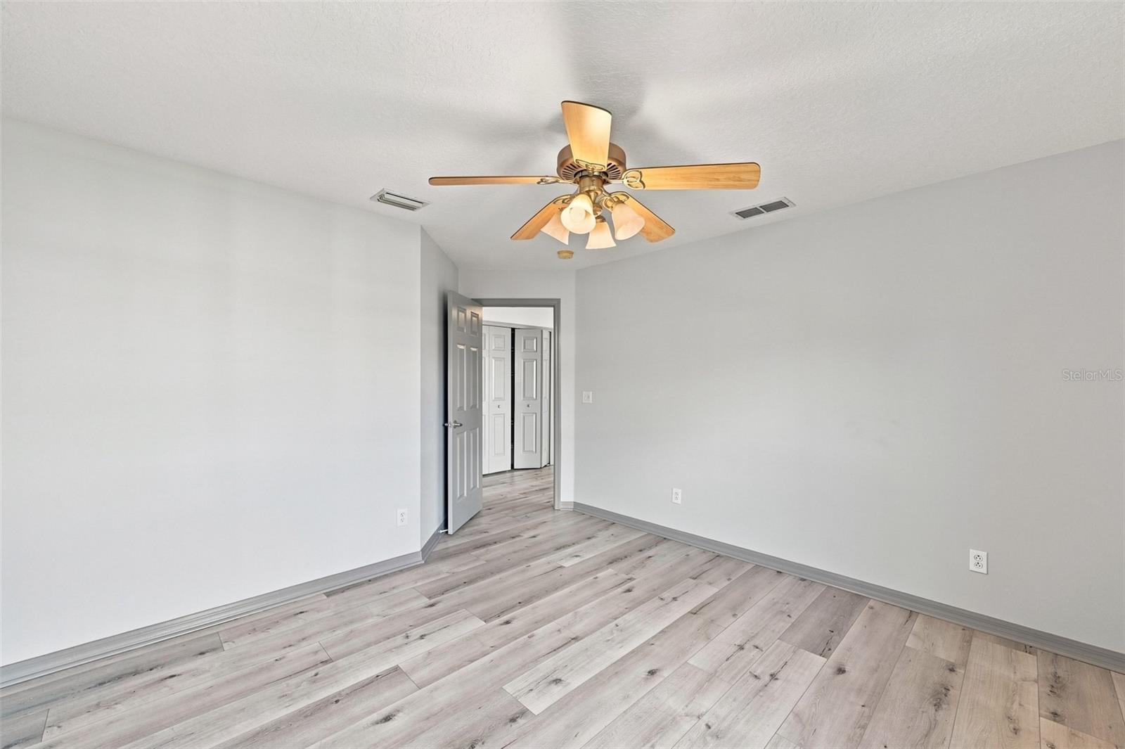4061 KINGSFIELD DR — photo 33
