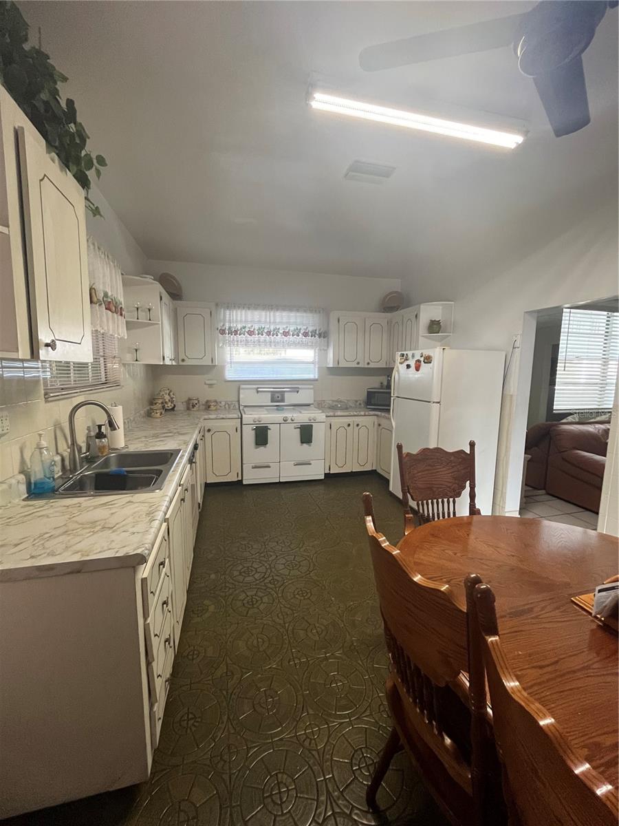 2405 CORRINE ST — photo 11