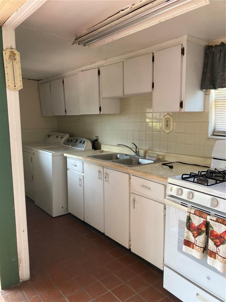 2405 CORRINE ST — photo 13