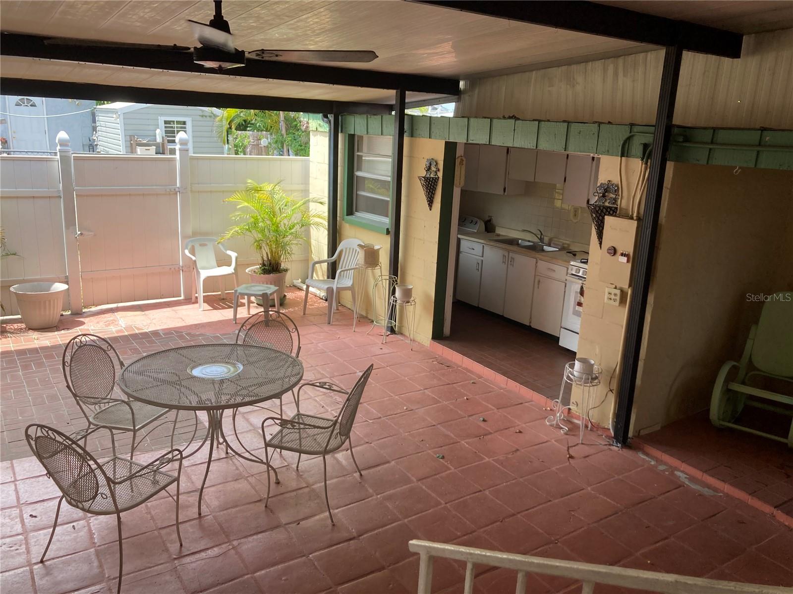 2405 CORRINE ST — photo 3