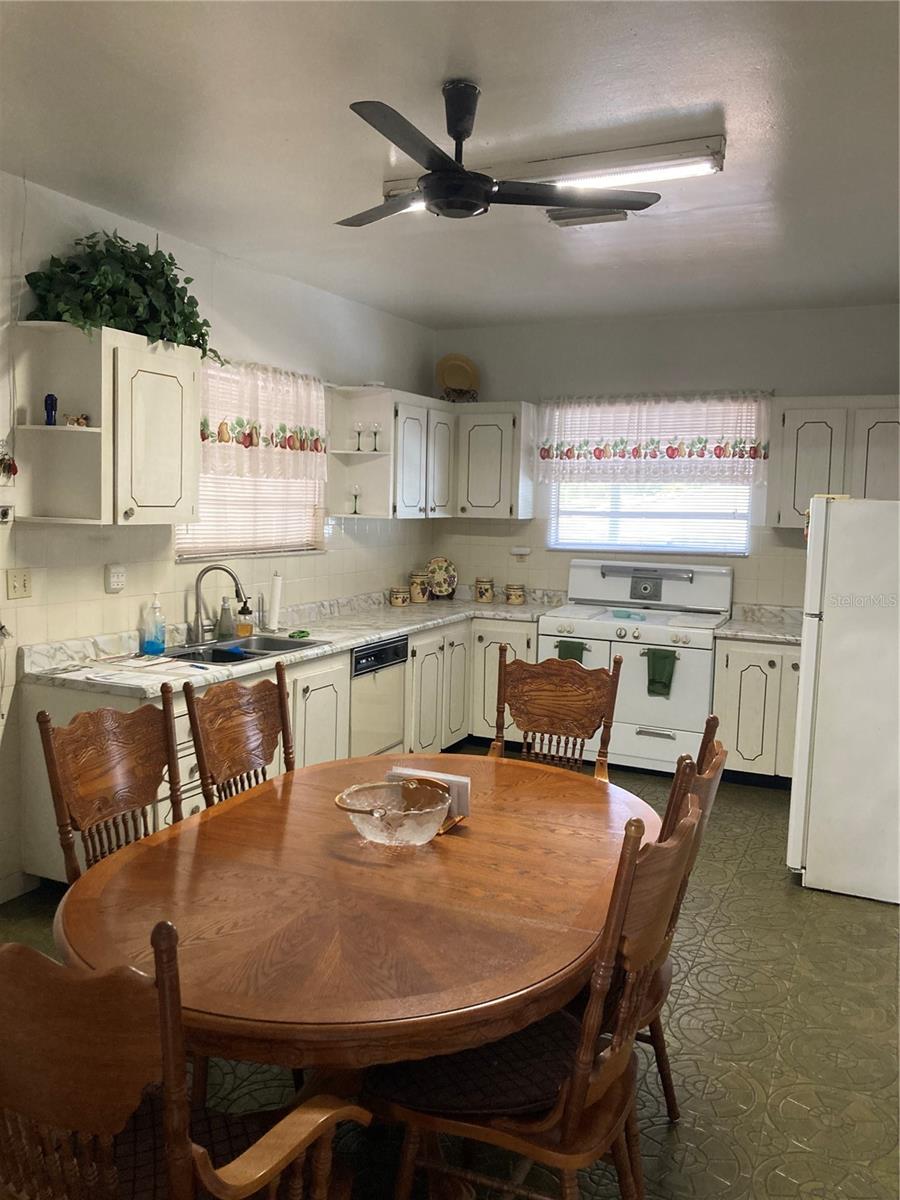 2405 CORRINE ST — photo 10